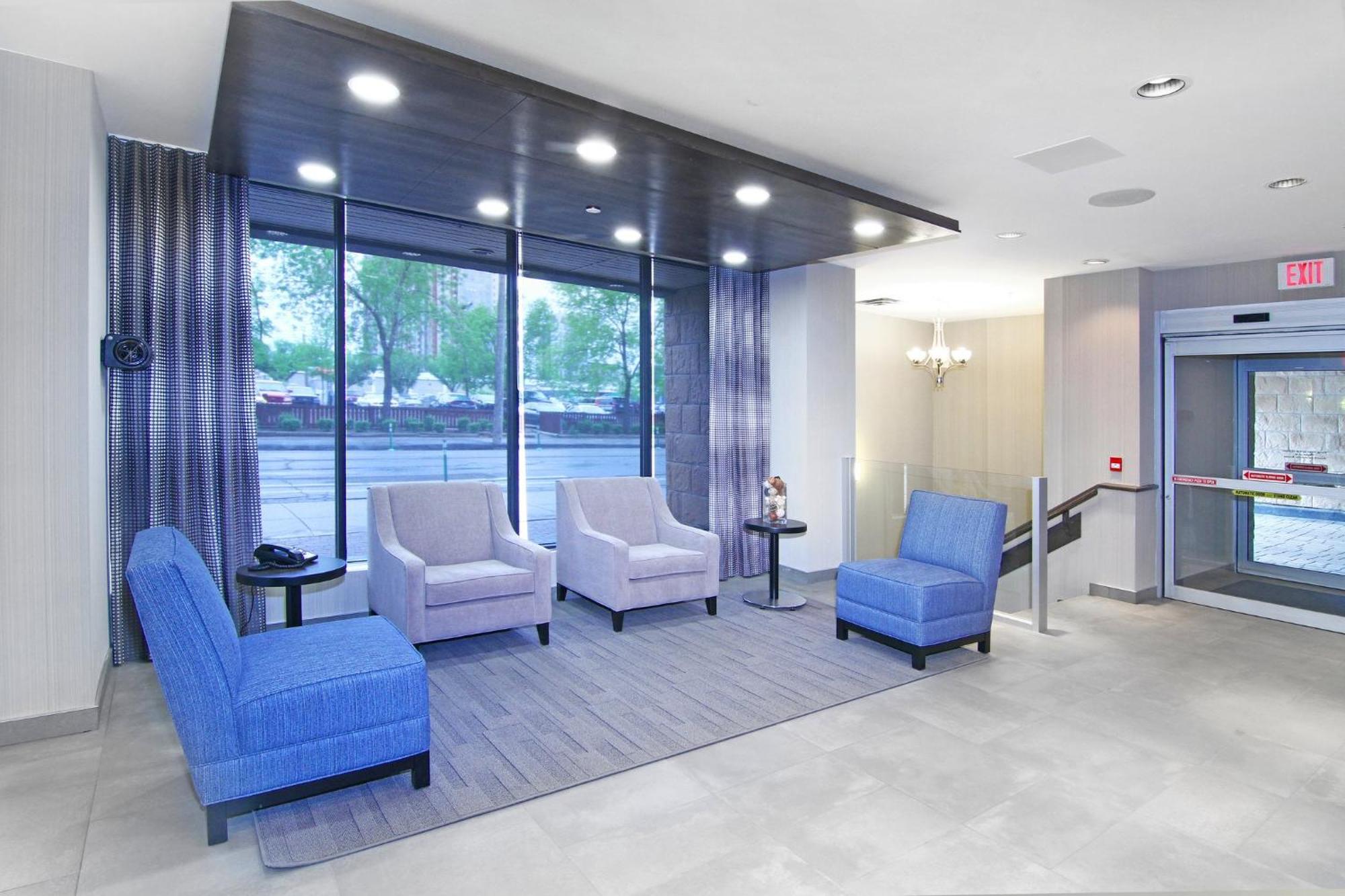 Holiday Inn Express And Suites Calgary By Ihg Exterior foto