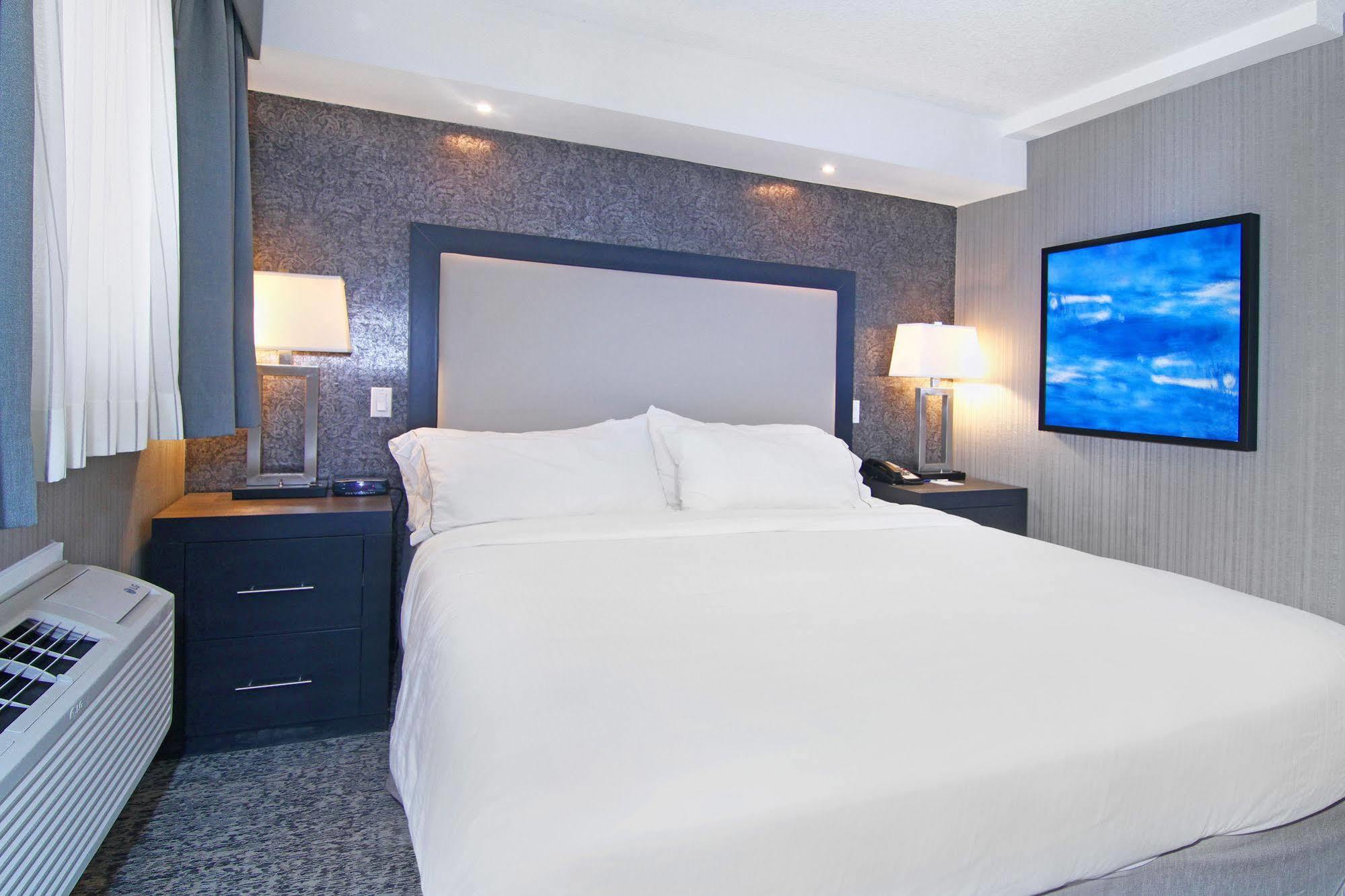 Holiday Inn Express And Suites Calgary By Ihg Exterior foto