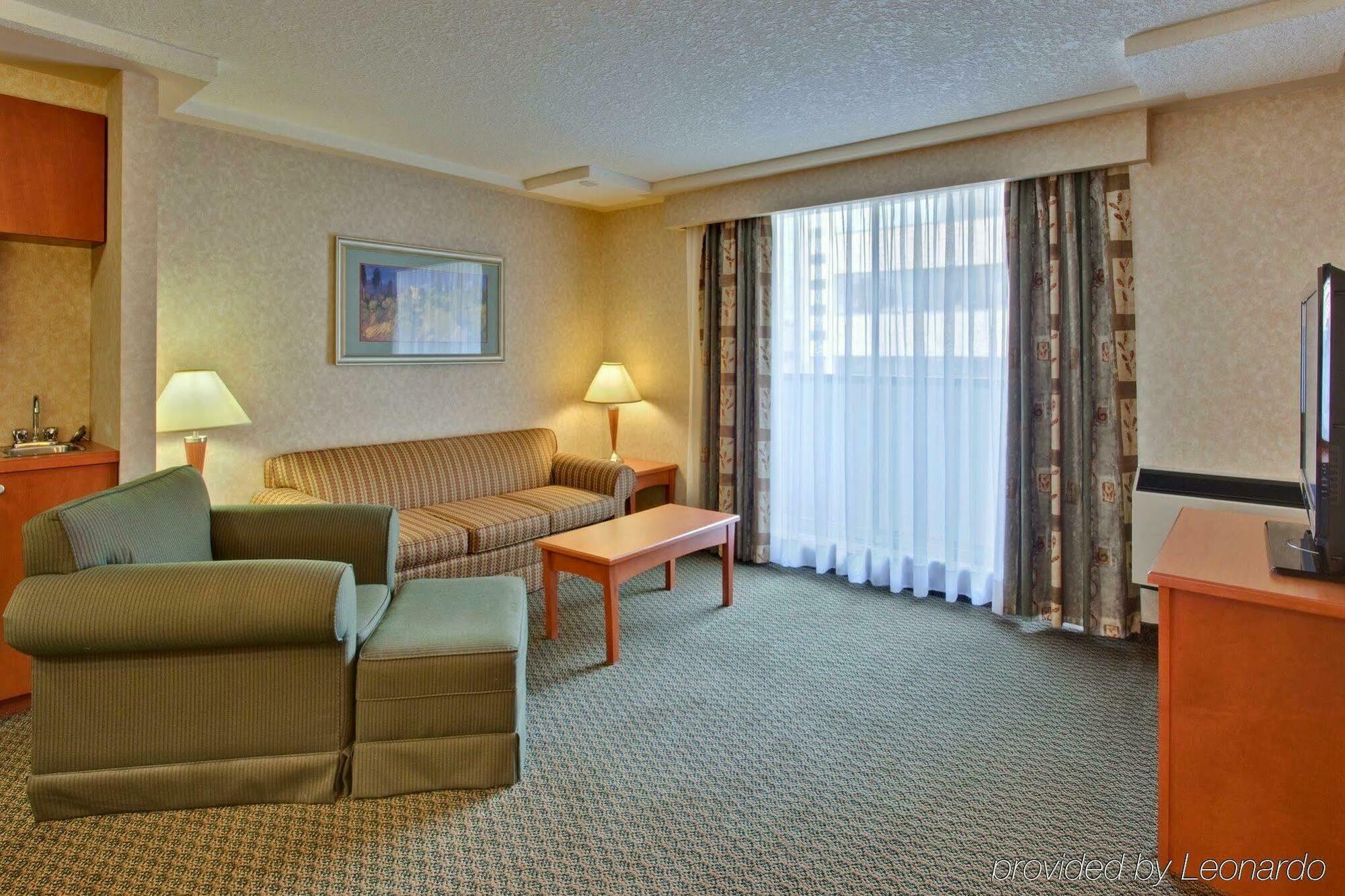 Holiday Inn Express And Suites Calgary By Ihg Exterior foto